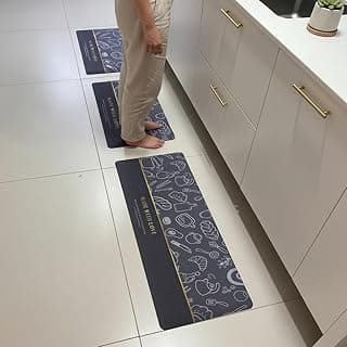 Tapetes antiderrapantes para cozinha cinza com desenhos de alimentos, dispostos em uma cozinha moderna.