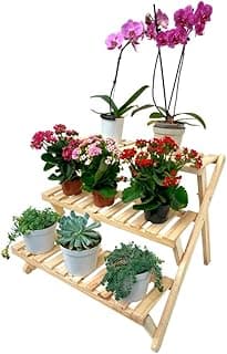 Estante vertical de jardim com plantas em vasos de cores variadas, fundo branco.