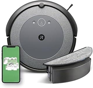 Robô aspirador Roomba i5 Combo cinza e preto com compartimento de pano aberto e smartphone com interface de mapeamento