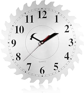 Relógio de parede de metal com design de lâmina de serra, mostrador circular, ponteiros vermelhos, fundo branco.