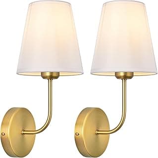 Duas arandelas de parede douradas com cúpulas brancas de tecido para iluminação de ambientes