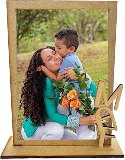 Porta-retratos MDF vazado para Dia das Mães com foto de mãe e filho abraçados