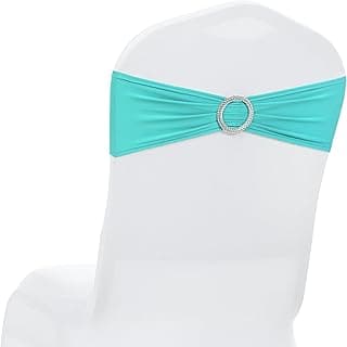 Faixa de cadeira de elastano azul turquesa com fivela deslizante prateada sobre cadeira de banquete branca