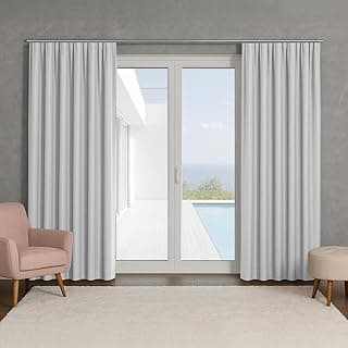 Cortina branca blackout para trilho, cobrindo porta de vidro com vista para o mar