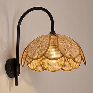 Arandela de parede Boho de rattan com design floral, iluminada