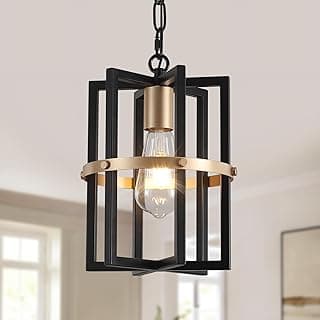 Lustre pequeno preto e dourado pendurado no teto, luz acesa, fundo branco