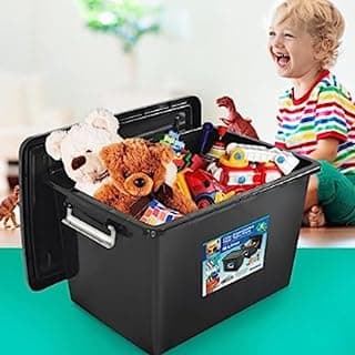 Caixa organizadora preta com tampa aberta, contendo brinquedos e criança sorrindo ao lado.