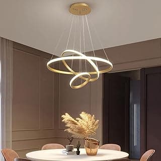 Luminária pendente LED com três anéis dourados e design geométrico acima de mesa de jantar.