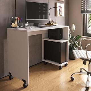 Escrivaninha branca com suporte para CPU, teclado, mouse e itens de escritório em um ambiente de escritório ou quarto de estudo.