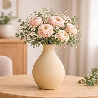 Vaso decorativo de cerâmica fosco nude com arranjo de flores rosa e verdes