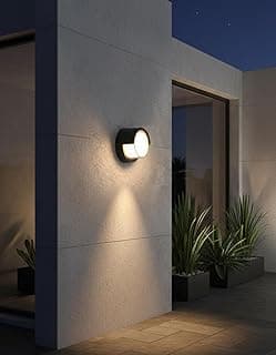 Arandela LED branca montada na parede externa, iluminando a área com luz brilhante.