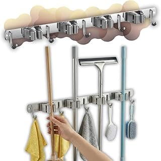 Suporte de vassoura de aço inox com 9 acessórios para organização de itens de limpeza.