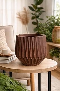 Vaso de cerâmica marrom com design geométrico em uma mesa de madeira