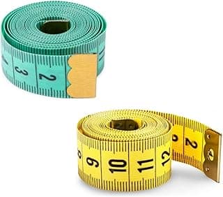 Kit com 2 fitas métricas flexíveis de 150 cm, uma verde e outra amarela, para costura e artesanato.