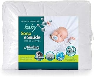 Protetor de colchão Altenburg branco para berço, impermeável e antimicrobiano, com bebê dormindo na embalagem.