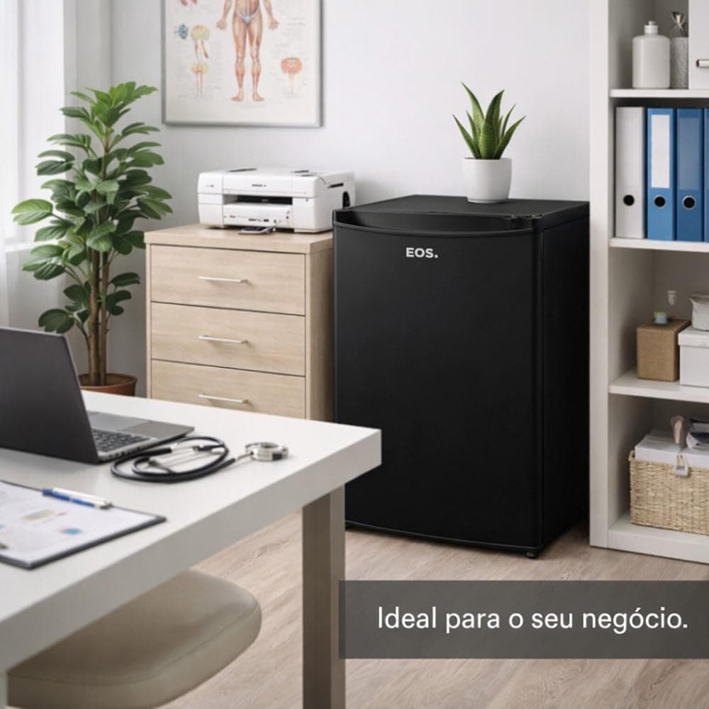 Frigobar EOS EFB80P 71L preto em um escritório com impressora e arquivos.