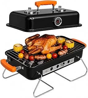 Churrasqueira portátil pequena e dobrável em aço inoxidável 304, com tampa preta e alças laranjas. A grelha principal exibe carne de frango, salsichas e vegetais como milho, tomates e pimentões. A churrasqueira está sobre uma superfície branca, sugerindo um ambiente de uso ao ar livre. A churrasqueira possui um termômetro no topo.