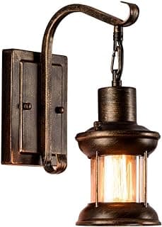Arandela de parede vintage com lâmpada de vidro iluminada, design rústico envelhecido, corrente curva, base quadrada com parafusos, luz quente.