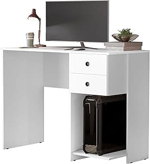 Escrivaninha branca com monitor, livros, lâmpada e CPU. Duas gavetas e suporte para CPU/gabinete.