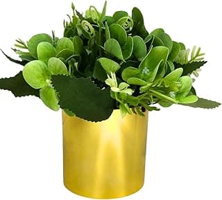 Vaso dourado com planta artificial verde em fundo branco