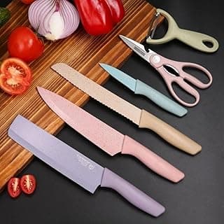 Conjunto de facas de cozinha com revestimento antiaderente em sete cores pastel, sobre uma superfície de madeira com legumes.