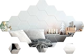 Espelhos hexagonais brancos em mosaico sobre sofá com almofadas e decoração de ambiente