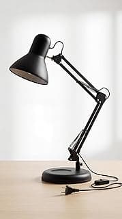 Luminária de mesa com braço articulado preto, ideal para escritório e estudo.