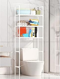 Estante rack branco com prateleiras para banheiro, posicionado sobre vaso sanitário, com produtos de limpeza e toalhas.