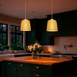 Lustres pendentes de bambu iluminados em uma cozinha estilo boho