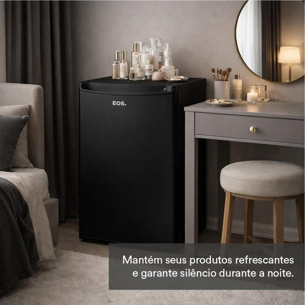 Frigobar EOS EFB80P 71L preto em um quarto com produtos de beleza.