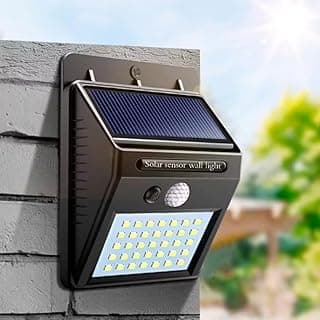 Arandela solar com sensor de movimento fixada em parede de tijolos