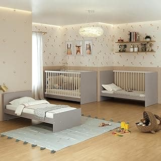 Quarto infantil com cinco camas cinza e branco, decoração moderna, piso de madeira e prateleiras com livros
