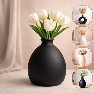 Vaso decorativo preto com tulipas brancas, estilo minimalista, para decoração de sala de estar.