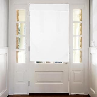Cortina de porta branca opaca rolada para cima, mostrando uma porta com vidros transparentes.