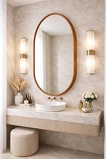 Espelho oval com moldura de couro caramelo para banheiro, decoração moderna.