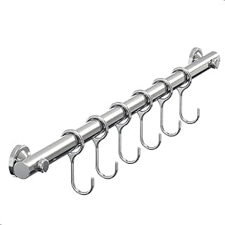 Barra de aço cromado com 6 ganchos para utensílios de cozinha, fundo branco
