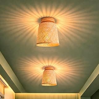 Luminárias de teto de bambu natural Lior Acienda, estilo boho, suspensas no teto.