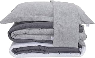 Kit de edredom cinza dupla face com fronhas e capas de almofada, disposto sobre um fundo branco.