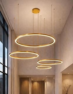 Lustre pendente LED dourado com quatro anéis, instalado em corredor iluminado.