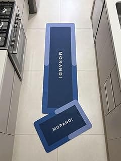 Tapetes antiderrapantes azuis com bordas brancas e texto 'MORANDI', posicionados em um piso branco de cozinha.