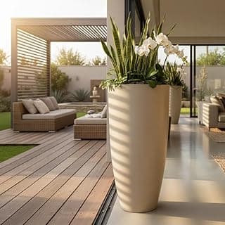 Vaso decorativo coluna bege grande com plantas em pátio moderno