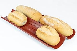 Assadeira vermelha com duas ondas para pães, mostrando quatro baguetes prontos para assar.