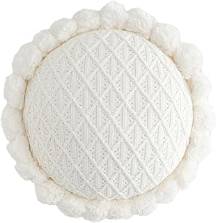 Almofada decorativa branca com padrão entrelaçado e pompons nas bordas, ideal para sofá, quarto e sala.