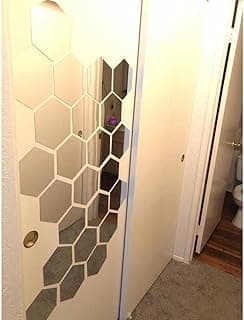 Adesivos de espelho hexagonal prateado e cinza aplicados em uma porta branca