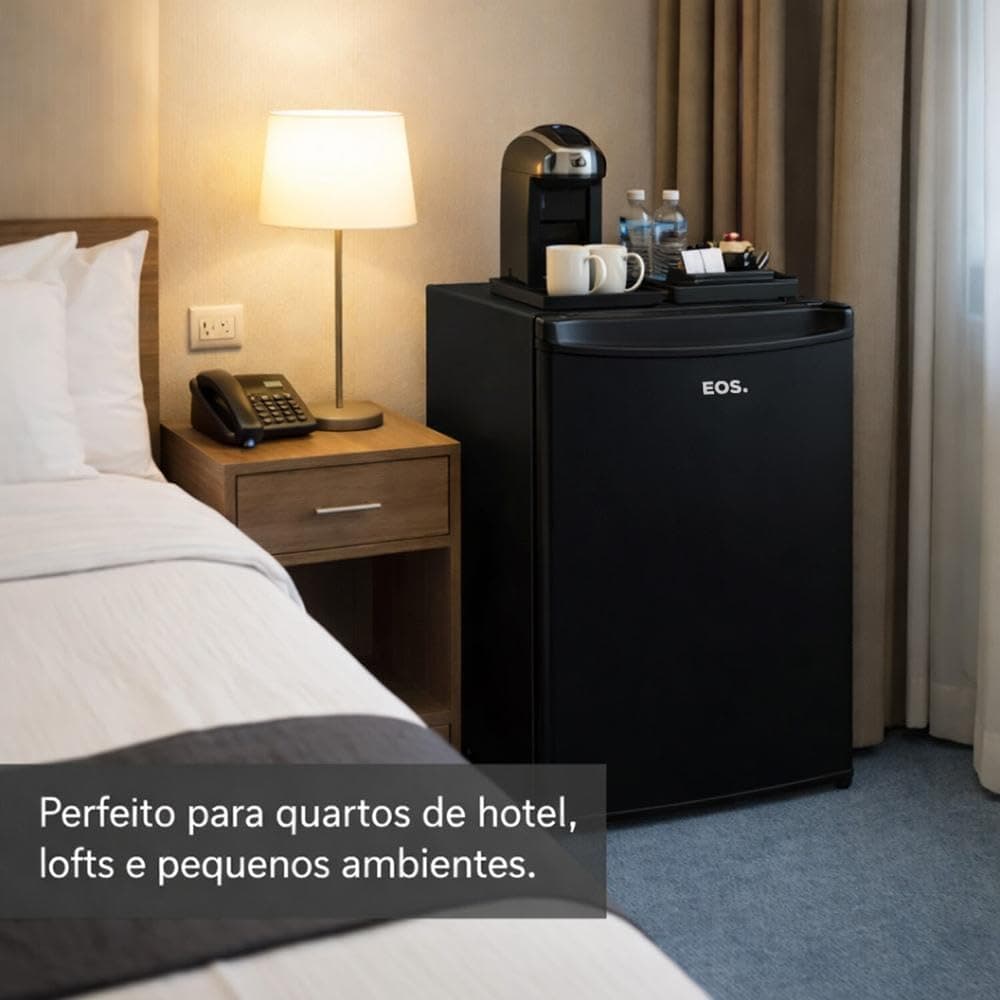 Frigobar EOS EFB80P 71L preto em um quarto de hotel com itens de café.