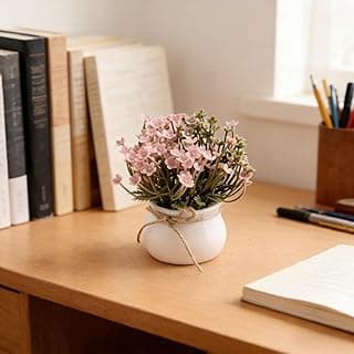 Mini vaso de flores artificiais rosa em um escritório