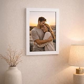 Porta-retrato branco 21x30 com moldura fosca e vidro comum pendurado em parede bege