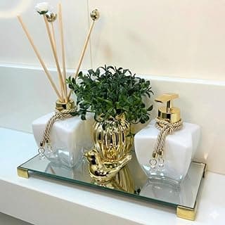 Conjunto luxuoso de lavabo com difusor de aromas dourado, saboneteira, bandeja de espelho e kit de varetas decoradas.