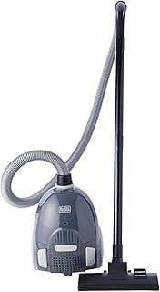 Aspirador Vertical BLACK+DECKER, cinza escuro com tubo flexível cinza claro, cabo preto, fundo branco.