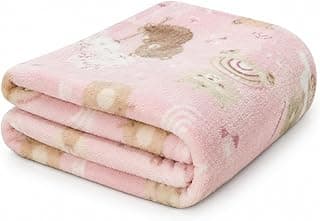 Cobertor de microfibra rosa bebê com desenhos de animais, dobrado em três camadas.